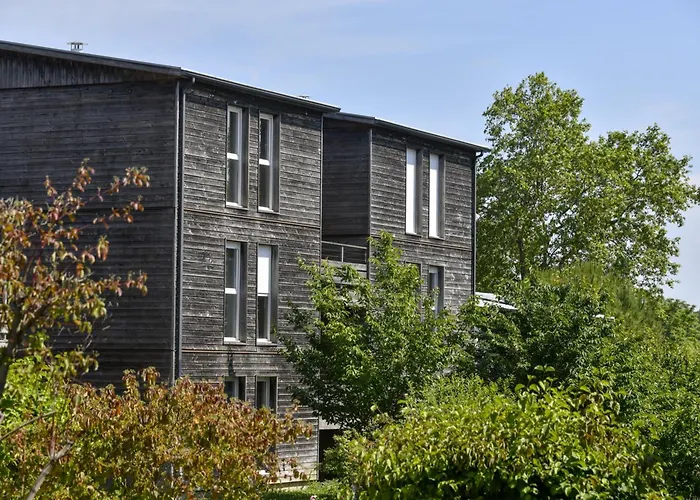 De Tourisme Avec Piscine, Le Domaine De Saint Orens מונריאל